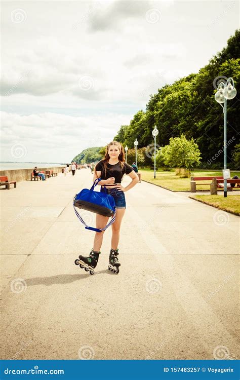 Jovem Cavalgando Patins Imagem De Stock Imagem De F Rias