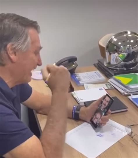 Empolgado Bolsonaro faz chamada de vídeo parabenizando Javier Milei