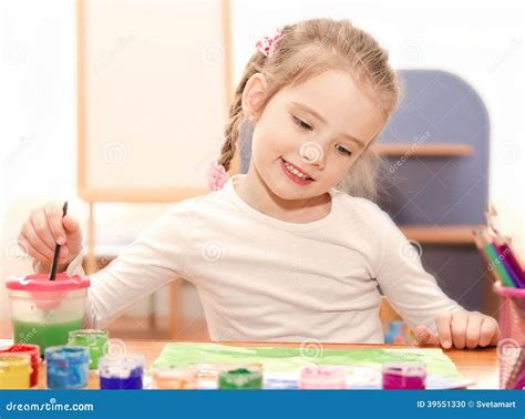 Dessin Mignon De Petite Fille Avec La Peinture Et Le Pinceau Photo