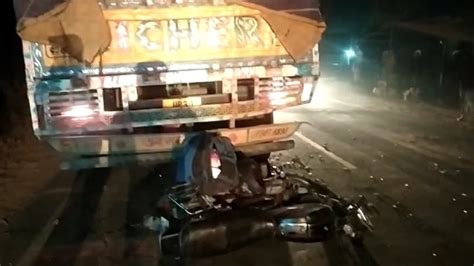 Road Accident सड़क किनारे खड़े ट्रक में जा घुसी तेज रफ्तार बाइक दो दोस्तों की मौके पर मौत