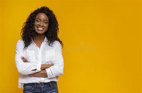 Une Fillette Africaine Souriante Les Mains Crois Es Sur La Poitrine