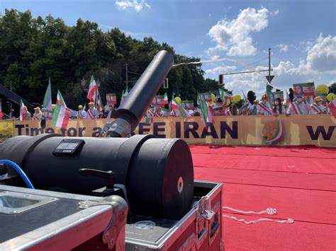 Konfetti Regen Auf Der Iran Demo In Berlin BLM Media Eventtechnik