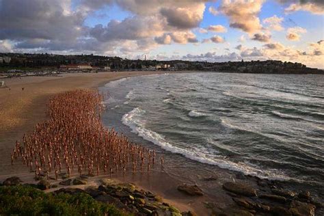 SPENCER TUNICK NUDE BEACH INSTALLATION SYDNEY Thousands Of People