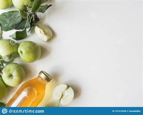 Cider Azijn Van Zelfgemaakte Appelcider In Glazen Flesje Gefermenteerd