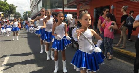 Escuela José Trinidad Cabañas primera en desfilar en San Pedro Sula