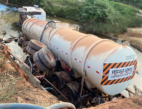 Carreta Tomba Na Transamaz Nica E Despeja Leo Em Margem De Rio