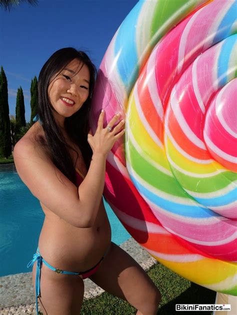 La Belleza Japonesa Katana Modela Un Bikini Junto A Una Piscina