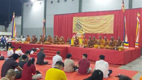 Puluhan Umat Buddha Di Tegal Ikuti Puja Bakti Sangha Dana Bhikkhu