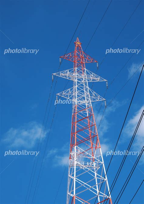 青空に映える赤白の送電鉄塔 写真素材 6358612 フォトライブラリー Photolibrary