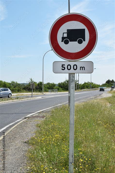 Panneau Interdit Aux Poids Lourds De Plus M Tres Stock Photo