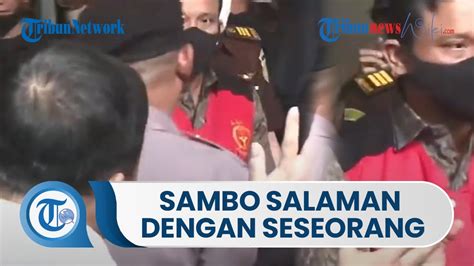 Momen Ferdy Sambo Salaman Dengan Seseorang Sebelum Masuk Ruang Sidang