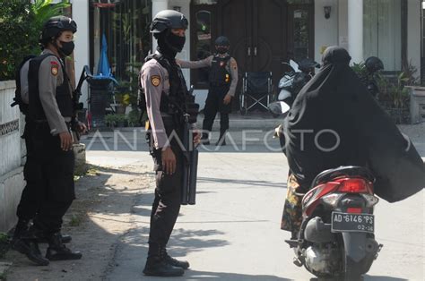 Penggeledahan Rumah Terduga Teroris Sukoharjo Antara Foto