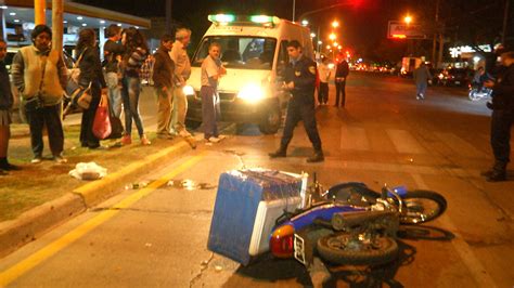 Un peatón y un motociclista heridos tras colisionar en la avenida