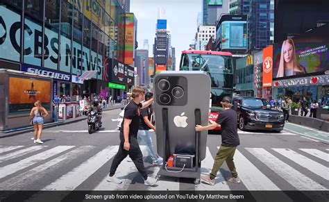 Watch Youtuber Creates 8 Foot Fully Functional Iphone Carries It In