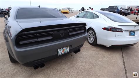 Dodge Challenger Srt Hellcat Redeye Vs Tesla Model S Raven Si Sfidano