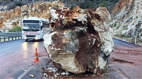 Antalya da dev kaya yola düştü Sondakika Haberler