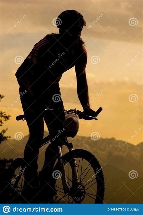 Silhouette Eines Athleten Auf Einem Mountainbike Gegen Den