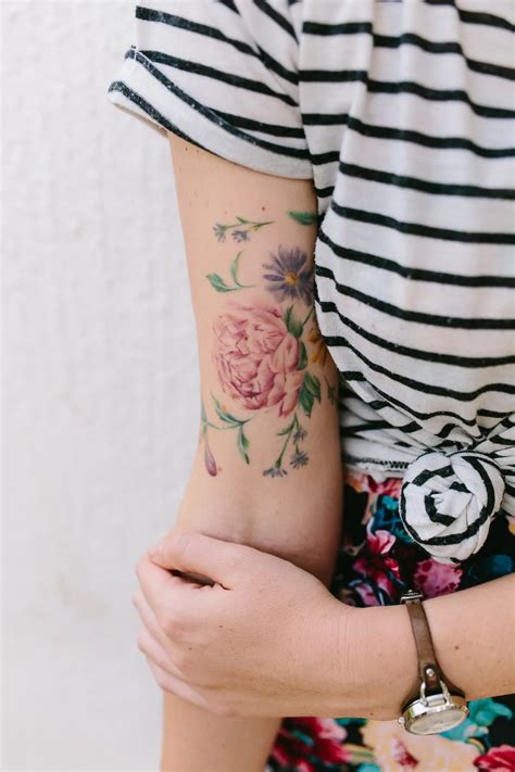 Trendige Tattoos für Frauen ab 50 Top Motive 2025