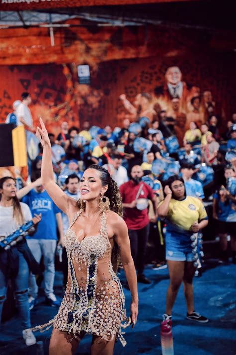 Rainha de Bateria Carla Prata esbanja simpatia e samba no pé em noite