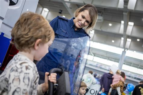 Bezpieczne ferie 2023 Policjanci z Ostrzeszowa z wizytą u najmłodszych