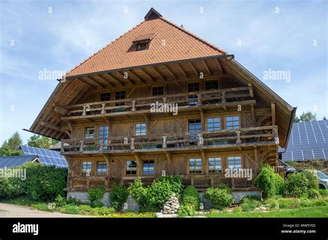 Casa De Madera Típicos De La Selva Negra En La Aldea Schonach Selva