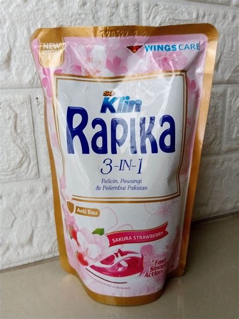 SoKlin Rapika Pelicin Pewangi Pelembut Pakaian 400ml Rapika Sakura