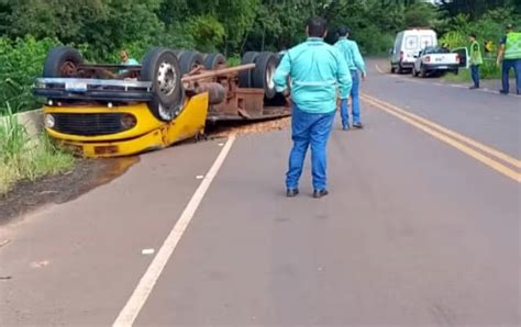 Jovem morre ao perder controle da direção e tombar caminhão em