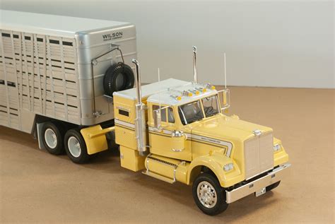 Wilson Livestock Van Trailer Plastic Model Vehicle Kit 125 Scale