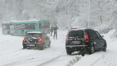 Schnee sorgt in NRW für zahlreiche Unfälle Sturmböen angekündigt