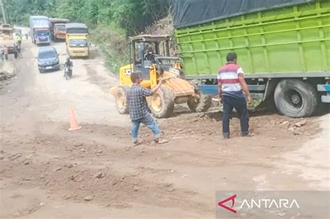 Kondisi Jalan Lintas Di Sumut Ini Rusak Parah Warga Pak Presiden