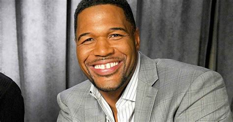 Michael Strahan Explains Pinky Injury | Us Weekly