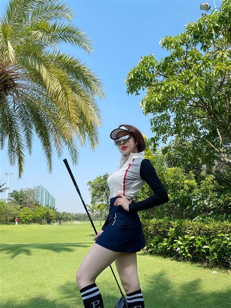 Hot girl Trâm Anh gây chú ý trên sân golf
