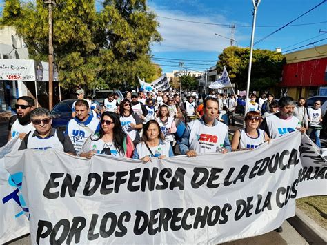 Paro De Unter Una Multitudinaria Marcha Recorrió Viedma Y Reclamó El