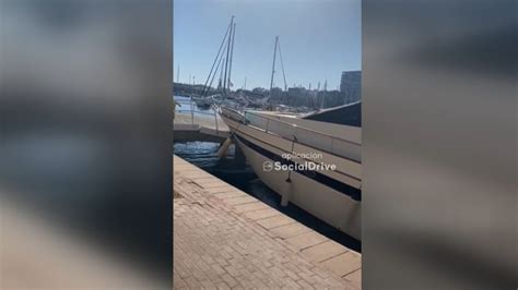 Un Barco Fuera De Control Choca Contra En El Puerto De Alicante