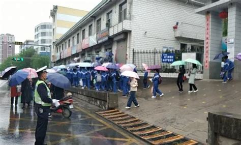 清水公安交警雨中坚守“护学岗”，为师生撑起平安伞车辆