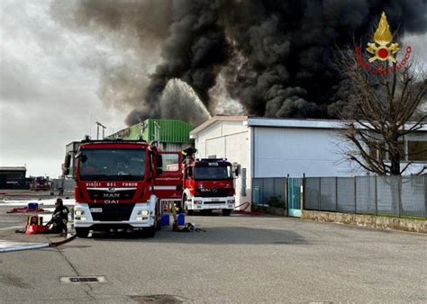 Novara Incendio In Azienda Chimica Sindaco Tenere Finestre Chiuse