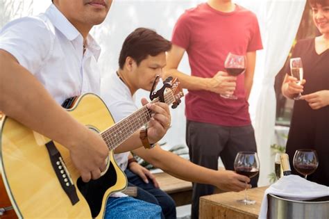 Grupo De Amigos Que Tienen Partido Con El Vino Rojo Y Que Tocan La