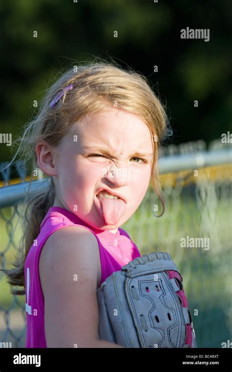 Petite Fille Qui Tire La Langue Humour Banque De Photographies Et D