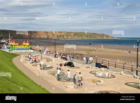 Dh Filey Seafront Promenade Filey North Yorkshire Holidaymakers Stock