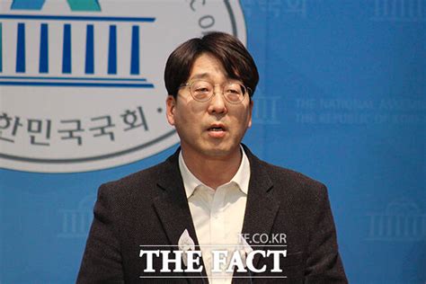 경호원에 끌려나간 강성희 尹 대통령 사과·경호처장 파면 촉구 Tf사진관 포토 기사 더팩트