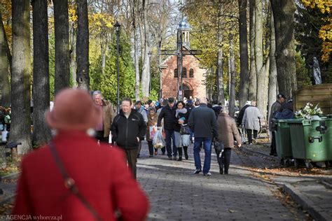 Listopada Jak Dojecha Na Cmentarze W Odzi