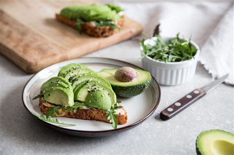 El Desayuno Sano Con El Aguacate Y La Tostada Deliciosa Del Trigo