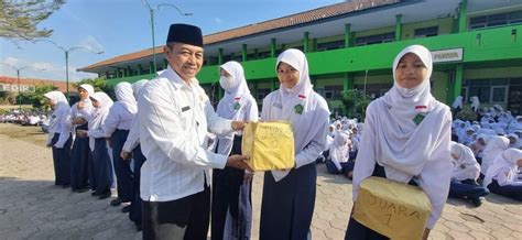 Penyerahan Hadiah Pada Pemenang Lomba Dalam Rangka Memeriahkan Hari