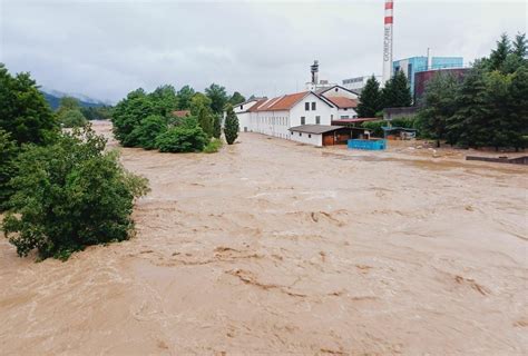 Veliko Nevrijeme Pogodilo Sloveniju Bujice Nose Sve Pred Sobom