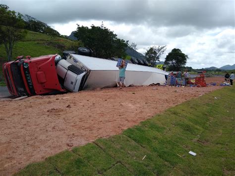 Carreta Carregada De Mamão Tomba Na Br 101 Em Guarapari Portal 27