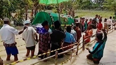 Viral Iring Iringan Pengantar Jenazah Terjang Banjir