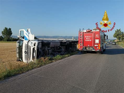 Tir Si Ribalta Lungo La Torgianese Incidente Stradale A Bastia Umbra