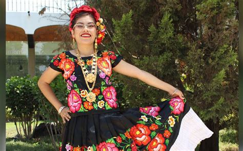 En Graduaci N Udlap Alumna Luce Vestido De Tehuana Y Causa Sensaci N