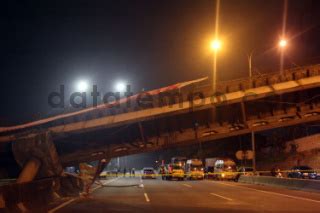 Jembatan Penyeberangan Orang Ambruk Di Tol Bsd Datatempo