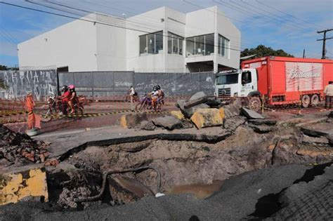 Rompimento De Tubula O Abre Cratera Na Avenida Presidente Kennedy Em